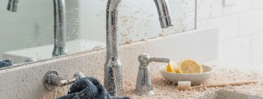 Cómo limpiar manchas de agua y cal de los accesorios cromados del baño, con ingredientes de la alacena