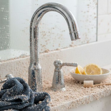 Cómo limpiar manchas de agua y cal de los accesorios cromados del baño, con ingredientes de la alacena