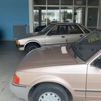 En algún lugar de Alemania puedes encontrarte con este concesionario de Ford que cerró hace años. Es una cápsula del tiempo