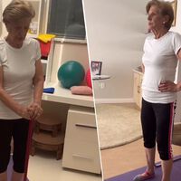 Vanessa de Andrade, profesora de Pilates: "Esta rutina de cuatro ejercicios con una silla y una escoba es perfecta para fortalecer las piernas a partir de los 60" 