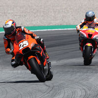 Raúl Fernández, en riesgo de no seguir en MotoGP 2023: KTM no facilitará su salida del Tech3 para irse a Aprilia o Ducati 