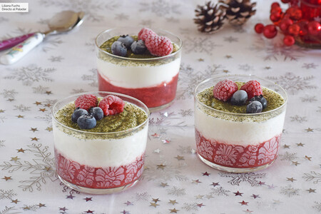 Vasitos De Crema De Queso Fresco Y Mascarpone Con Fresas Y Te Matcha