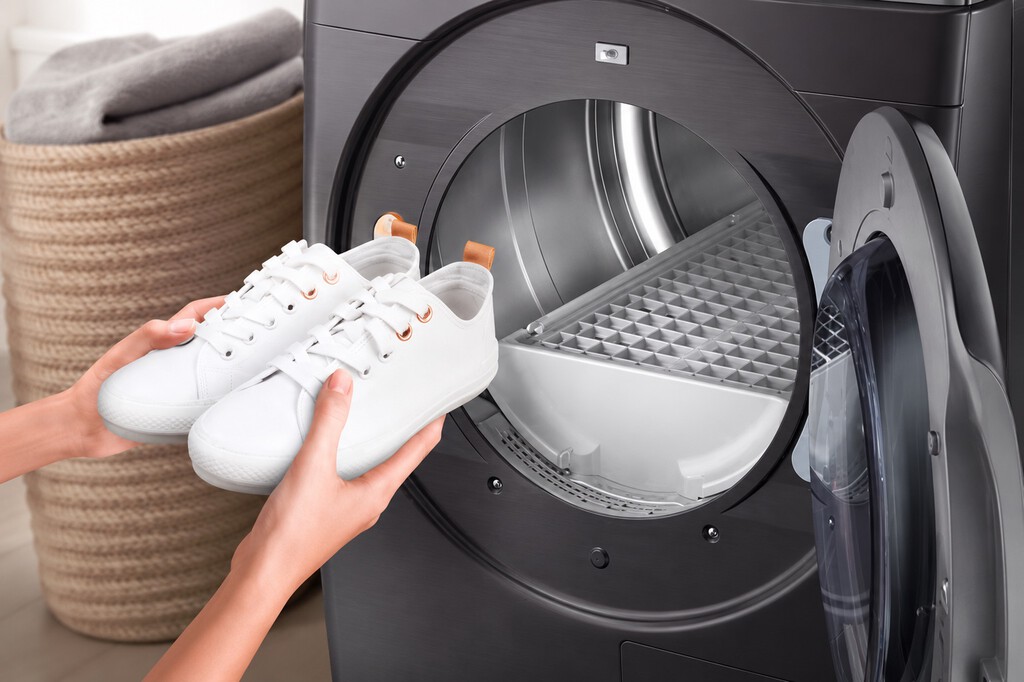La primera vez que metes unas zapatillas en la secadora te puedes llevar un susto. Este accesorio es la solución 