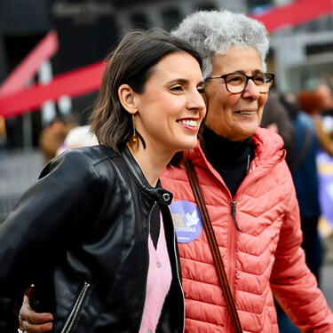 Irene Montero, 38 años, sobre su infancia: "Me he criado en una familia creyente y practicante. Era hasta monaguilla. Forma parte de mi educación" 