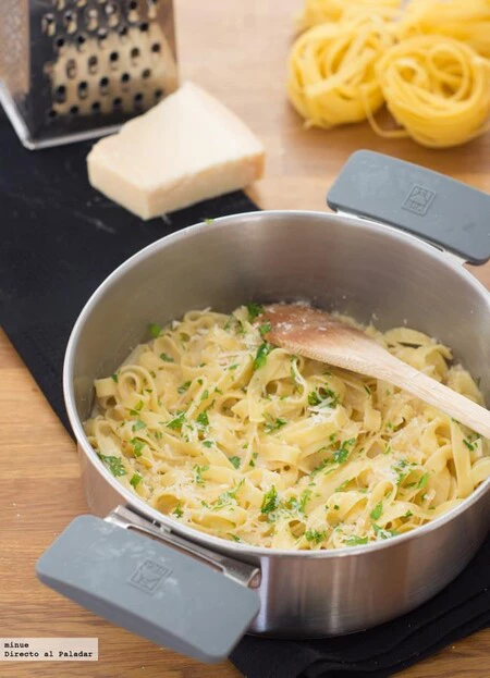 Receta de fettuccini a la cazuela con salsa de ajo y queso parmesano