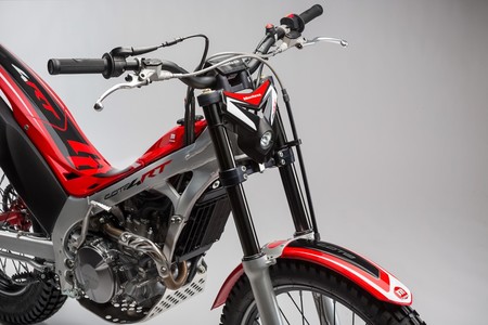No, imitar a Toni Bou con la moto de trial en un garaje comunitario no está permitido durante el estado de alarma