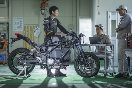 Kawasaki Muestra En El Circuito Su Modelo Hibrido Y Su Modelo Electrico En Accion 006