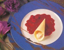 Conos de chocolate con crema de frambuesas