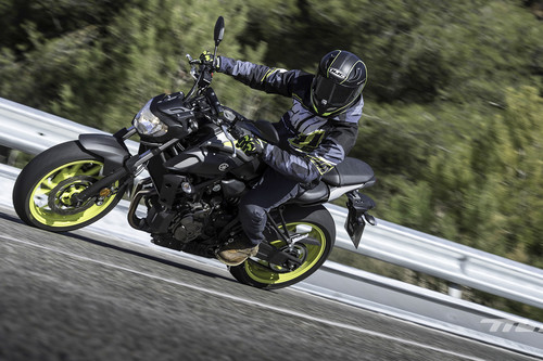 Probamos la Yamaha MT-07, la reina de las naked medias que se ha vuelto más atrevida y dinámica