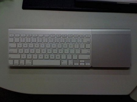 Un MacBook Air debajo de un teclado, ¿se puede pedir más?