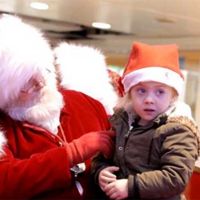El conmovedor gesto de Papá Noel que sorprende a una niña con problemas de audición