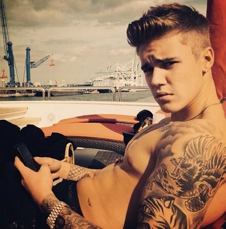 Lo que nos faltaba por ver... ¿Justin Bieber imagen de un club de striptease?