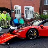 Dolorpasión™: Choca contra cinco autos, huye a pie y deja abandonado su Ferrari SF90 Stradale