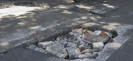 Cai En Un Bache 2
