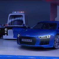 ¡Basta de sexismo! Audi envía un mensaje navideño sobre la igualdad de género al manejar un R8