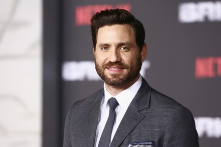 Edgar Ramírez entre un chándal y traje para la premiere de 'Bright' en California