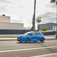 Probamos el nuevo Toyota Yaris: ahora es más potente, pero consume aún menos que un Renault Clio híbrido