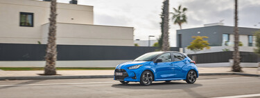 Probamos el nuevo Toyota Yaris: ahora es más potente, pero consume aún menos que un Renault Clio híbrido
