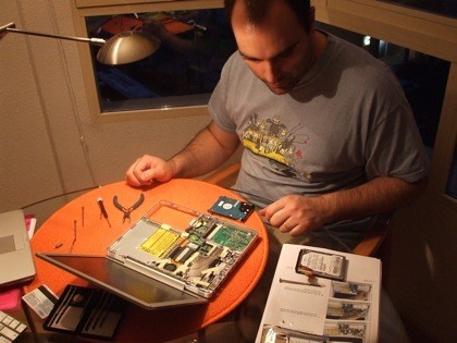 Instalación de un disco duro en un PowerBook 12"