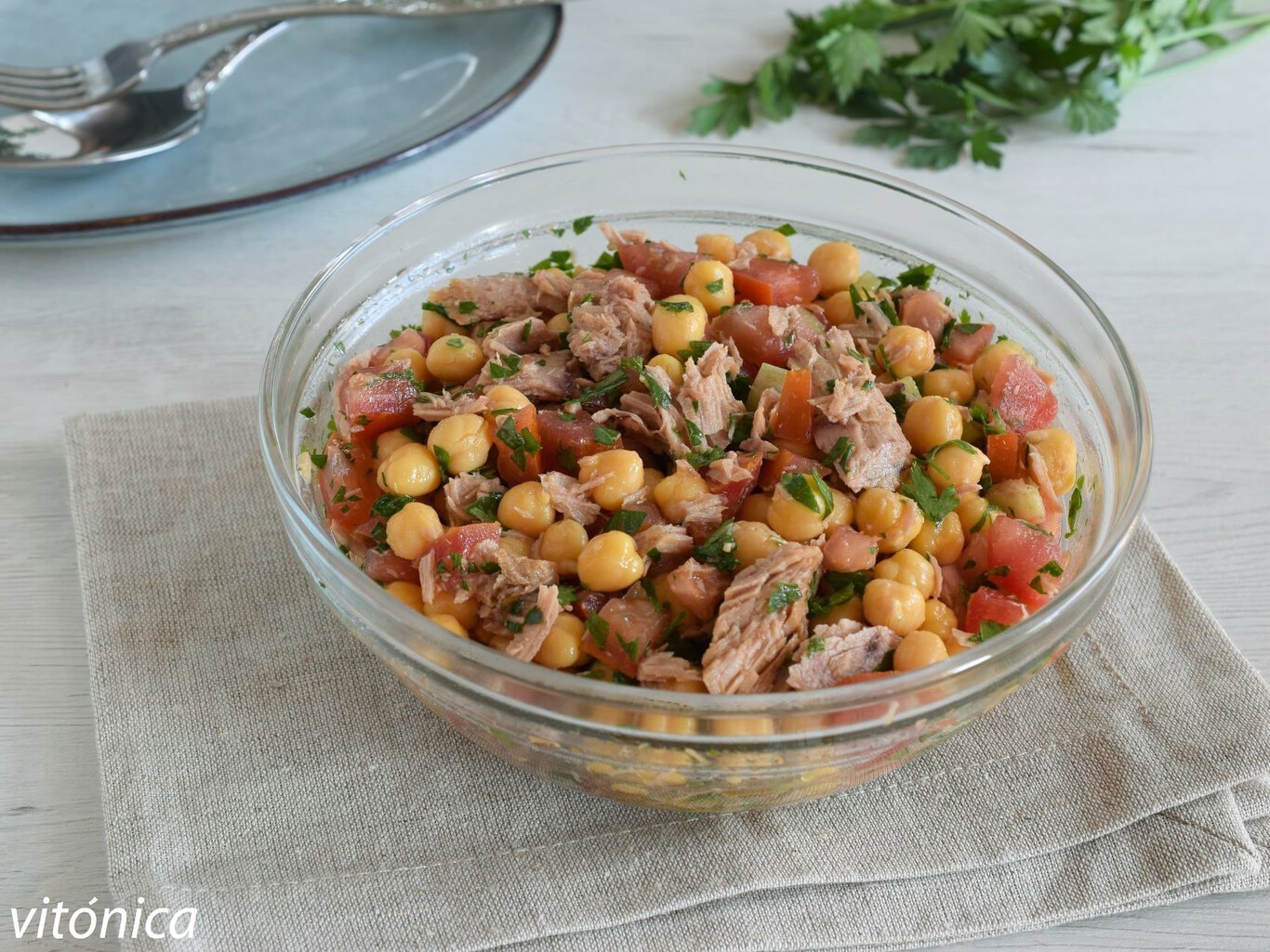 Ensalada de garbanzos con ventresca de bonito y vinagreta de mostaza: receta saludable rica en proteínas