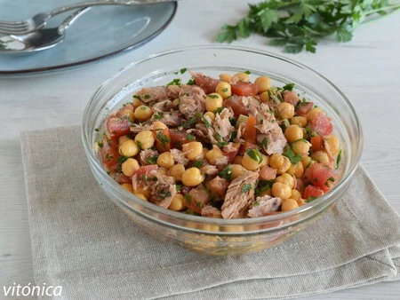 Ensalada de garbanzos con ventresca de bonito y vinagreta de mostaza: receta saludable rica en proteínas