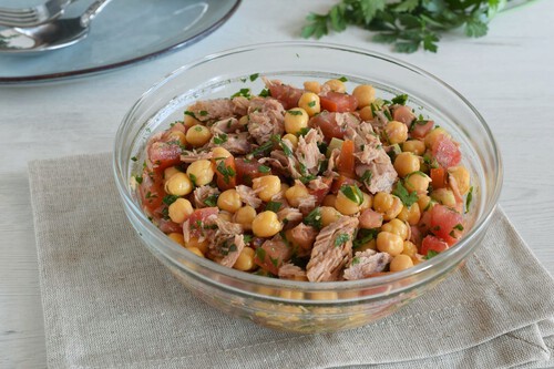 Ensalada de garbanzos con ventresca de bonito y vinagreta de mostaza: receta saludable rica en proteínas