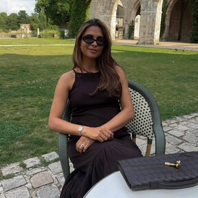 Así es el vestido midi color café que llevaremos sin parar en primavera 2026: cómodo, elegante y minimalista 