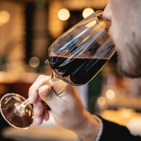 Un tinto de la Rioja con 95 puntos Parker que es el acompañante perfecto para el aperitivo del fin de semana