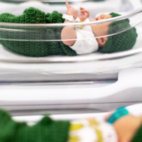 Un hospital disfraza a sus bebés de pepinillos encurtidos, ¡y se ven así de comestibles!