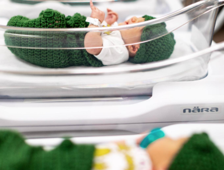 Un hospital disfraza a sus bebés de pepinillos encurtidos, ¡y se ven así de comestibles!