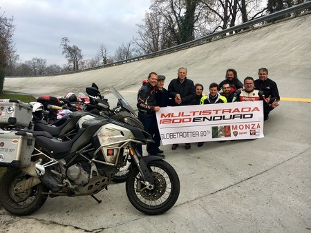 Willy Fog estaría orgulloso de estos ducatistas que han terminado la Globetrotter 90th