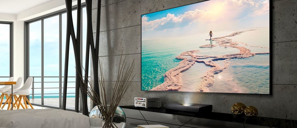 Los proyectores de tiro corto prometen acercar el cine a cualquier sala de casa: estas son sus ventajas e inconvenientes