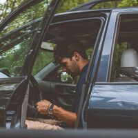 "Intentaron enriquecerse rompiendo el mercado". 800 conductores de Uber estafaron 40 millones de dólares usando móviles pirateados