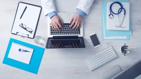 ¿Los médicos lo hacen peor cuando se pasan al registro electrónico?