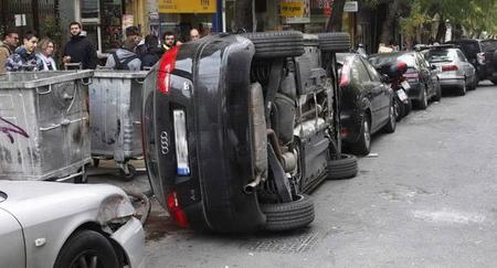 Si aparcas en doble fila te pueden volcar el coche
