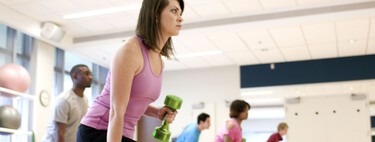 Este ejercicio es ideal para hacer a partir de los 50: endurece glúteos y muslos, y lo puedes hacer en cualquier sitio 