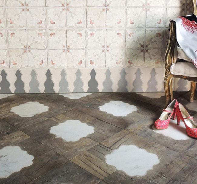 Creativos suelos que combinan la madera con la baldosa, formando unos