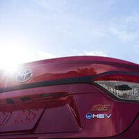 No todos los autos que dicen “hybrid” son híbridos de verdad y Toyota ya alzó la voz: las marcas deberían ser más claras 