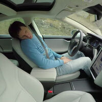 Activó el piloto automático de su Tesla, se quedó dormido y no despertó a tiempo para reaccionar: se estrelló con una patrulla