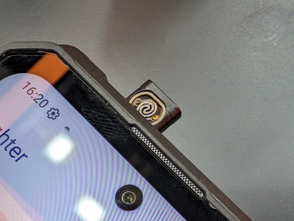 Las cámaras motorizadas se escondieron de los smartphones para no volver. Oukitel ha recuperado el mecanismo para meter un mechero