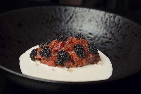 El Alimentario Tartar De Atun Y Huevas De Arenque Con Ajoblanco Copia