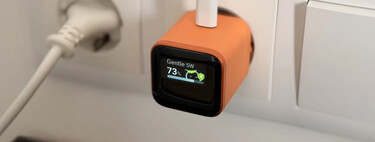 La pantalla de este cargador Anker no está de adorno: te cuenta qué está haciendo para cuidar la batería de tu iPhone 