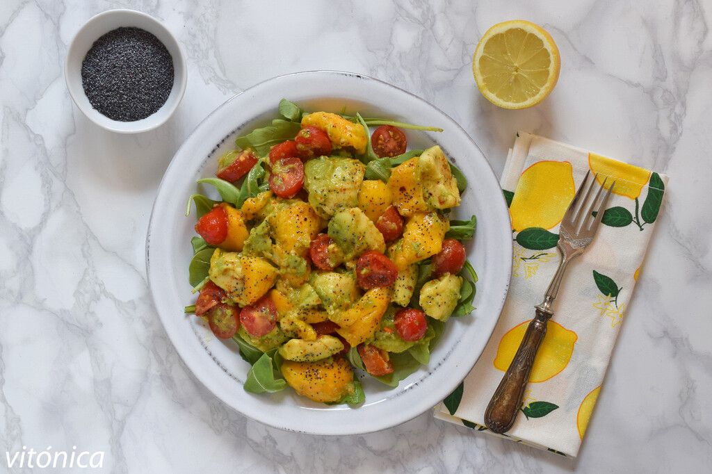Ensalada de mango y aguacate con rúcula: receta vegana saludable refrescante y nutritiva
