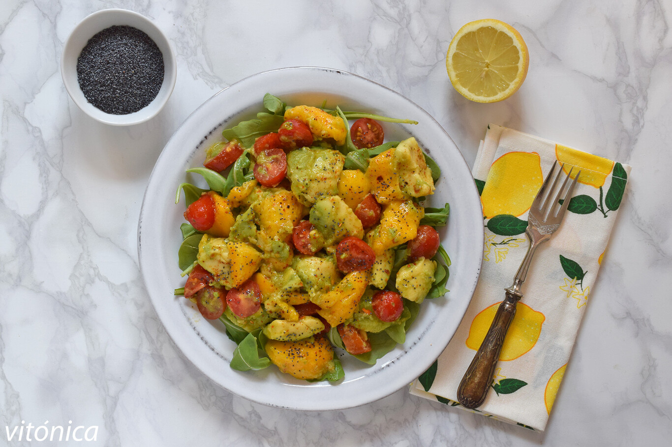 Ensalada de mango y aguacate con rúcula: receta vegana saludable refrescante y nutritiva