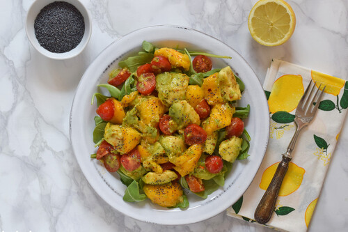 Ensalada de mango y aguacate con rúcula: receta vegana saludable refrescante y nutritiva