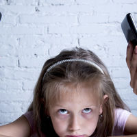 Solos en compañía: cómo los móviles han cambiado el tiempo en familia