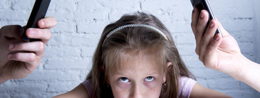 Solos en compañía: cómo los móviles han cambiado el tiempo en familia