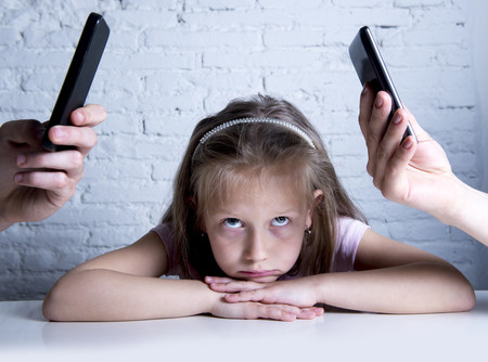 Solos en compañía: cómo los móviles han cambiado el tiempo en familia