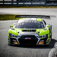 Esto es lo que pasa cuando Valentino Rossi ve delante al '93': pasada por fuera en su aventura con los coches de GT 