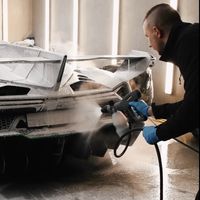 Seis vídeos para quedarse hipnotizado con el detallado de coches de lujo: así se cuidan los coches más caros del mundo